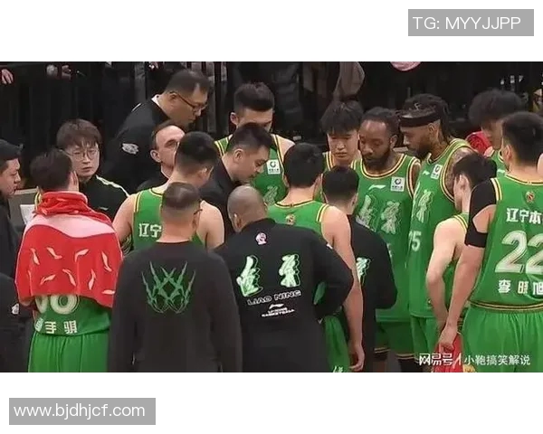 新疆队与辽宁队激战正酣足球比赛精彩瞬间回顾与分析